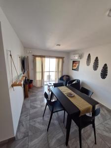 een woonkamer met een eettafel en stoelen bij Alem in Villa María