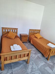 twee bedden naast elkaar in een kamer bij Alem in Villa María