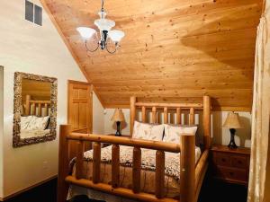 een slaapkamer met een bed en een houten plafond bij Hawthorne cabin in Pine Glen