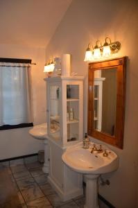een badkamer met 2 wastafels en een spiegel bij Hawthorne cabin in Pine Glen