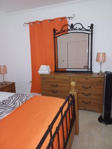 1 dormitorio con 1 cama y vestidor con espejo en Encharted at Winchester 2Bedrooms en Kingston