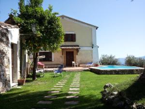 a house with a yard with a swimming pool at Home 4 Creativity - Coliving Calabria in Montalto Uffugo