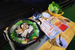 豪华帐篷内部或周边提供的食物