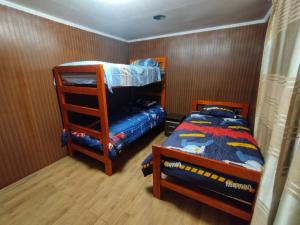 een slaapkamer met 2 stapelbedden en een bed bij CASA EN LOS VERDES in Iquique