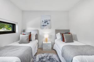 布里斯本的住宿－Spacious and Superb 3-bed Apartment，带窗户的客房内设有两张单人床。