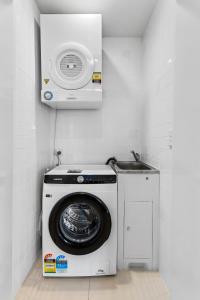 布里斯本的住宿－Spacious and Superb 3-bed Apartment，客房内的洗衣机和烘干机