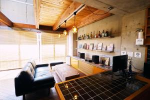 sala de estar con sofá y mesa en 「まちの隠れ家ペントハウス」ロフトベッド付き！｜ STAY UWU 003 Penthouse, en Kochi