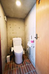 Habitación con baño pequeño con aseo. en 「まちの隠れ家ペントハウス」ロフトベッド付き！｜ STAY UWU 003 Penthouse, en Kochi