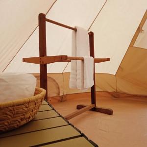 BhurkīāにあるBurhan Wilderness Campsのテント付きの客室内のタオルラック