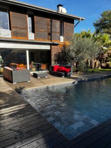 een huis met een zwembad voor een huis bij Villa des 4 vents in Capbreton