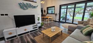 TV a/nebo společenská místnost v ubytování MOOLOOLABA CANAL HOME - Modern 4Bedroom with Spa, Sauna and Private Pontoon - NEW proprietor 2024