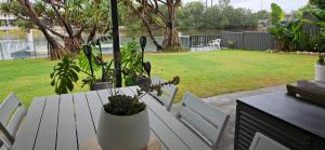 A garden outside MOOLOOLABA CANAL HOME - Modern 4Bedroom with Spa, Sauna and Private Pontoon - NEW proprietor 2024