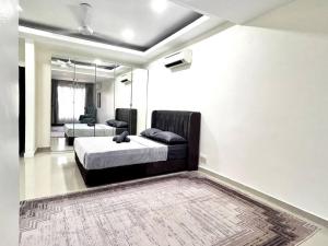 a bedroom with a bed and a couch and a rug at Modern 4BR Melawati Mall, KL EastMall, Zoo Negara, UIA IIUM in Kuala Lumpur