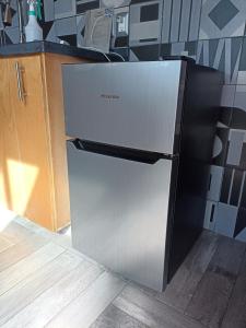 Un réfrigérateur-congélateur est installé dans la cuisine. dans l'établissement Bolonchon cabin. Comfortable, modern and cozy, à San Cristóbal de Las Casas
