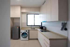 Kitchen o kitchenette sa Homely & Cozy 2BR Suite 5mins to Legoland Views