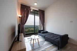 Seating area sa Homely & Cozy 2BR Suite 5mins to Legoland Views