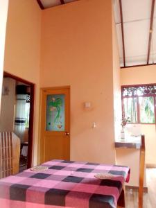 Habitación con mesa y mantel a cuadros en Nisadi Villa, en Bentota