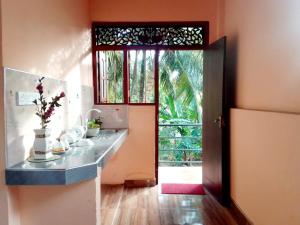 łazienka z ladą i drzwiami z oknem w obiekcie Nisadi Villa w mieście Bentota