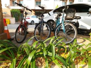 在Areena Resort and Hotel Uttaradit内部或周边骑自行车