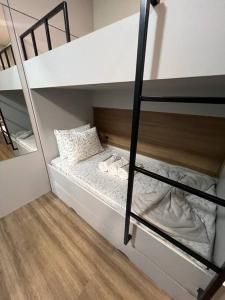 - une chambre avec 2 lits superposés dans un bâtiment dans l'établissement Apto em Porto Belo SC 2 suítes para 7 pessoas, à Porto Belo