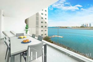 stół na balkonie z widokiem na wodę w obiekcie LUX Opulent Island Suite Burj Khalifa View 7 w Dubaju