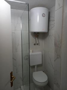 Koupelna v ubytování Apartmani 'Cvit' + 25 fotografií