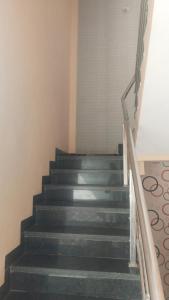 una escalera con escalones azules y barandilla en BoBBy Home Stay, en Ujjain