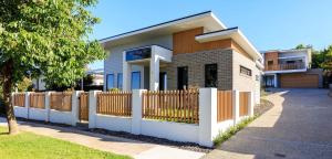 uma casa com uma cerca de madeira em frente em Neddidge Entire Property em Albury