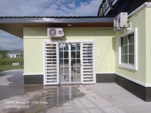 una puerta a una pequeña casa con en SP 3 Homestay Kuranji Kota Marudu Sabah Malaysia, en Kampong Sorosob