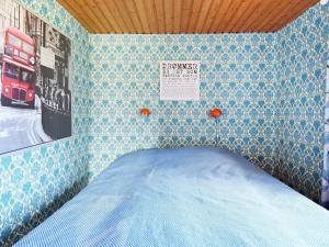uma cama num quarto com uma placa na parede em 5 person holiday home in BRASTAD em Brastad