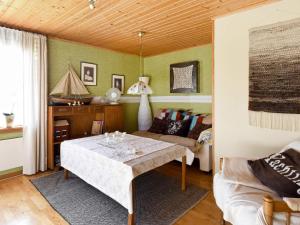 uma sala de estar com uma mesa e um sofá em 5 person holiday home in BRASTAD em Brastad