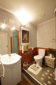 A bathroom at Le Clos Domremy