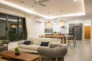 - un salon avec un canapé et une table dans l'établissement Modern 3 Bedroom Villa! (KBR16), à Koh Samui 