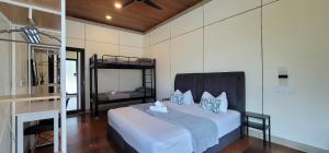 Una cama o camas en una habitación de Gopeng Riverstones Rainforest Retreat