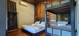 Una cama o camas en una habitación de Gopeng Riverstones Rainforest Retreat