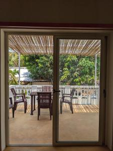 Un restaurante o sitio para comer en The Villa Mirage on Galgibagh, Goa