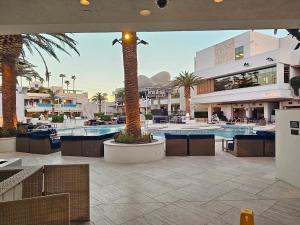 Elegant stay at Palms Strip Las Vegas في لاس فيغاس: لوبي المنتجع مع مسبح والنخيل