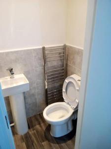 un bagno con un water e un lavandino di Ensuite Double-bed (R3) close to Burnley city centre a Burnley