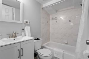 Ванная комната в Capitol Hill Stay Like No Other