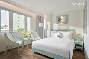 Кровать или кровати в номере Silverland Sil Hotel