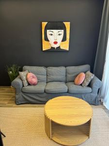Artemis Apartments في دياكوبتو: غرفة معيشة مع أريكة وطاولة