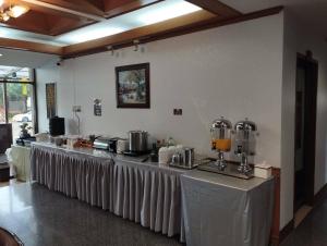 Areena Resort and Hotel Uttaradit的咖啡和沏茶工具