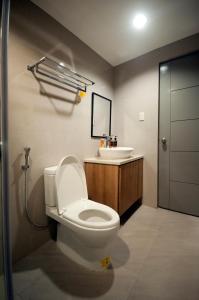 łazienka z toaletą i umywalką w obiekcie Hotel Lucca w mieście Legazpi