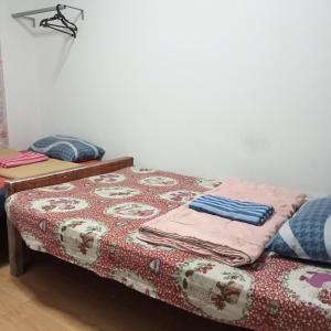 Una cama con mantas en una habitación en Terrace Transient, en Baguio