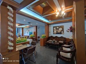 Areena Resort and Hotel Uttaradit的休息区