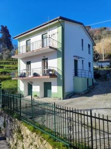 een wit huis met een hek ervoor bij Casa Marri in Camogli +36 foto's