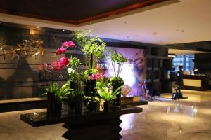 un grupo de flores en jarrones sobre una mesa en una tienda en Renaissance Beijing Capital Hotel, en Beijing
