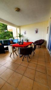 un soggiorno con tavolo e sedie rossi di Ulah Properties a Mombasa