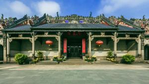 un bâtiment avec un portail et des escaliers en avant dans l'établissement Waito Hotel Yuexiu Park Guangzhou, à Canton