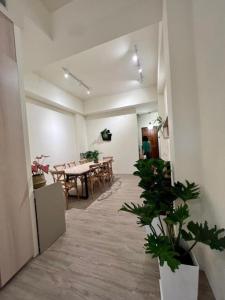 Zimmer mit einem Tisch, Stühlen und Pflanzen in der Unterkunft 日月慢遊 in Yuchi